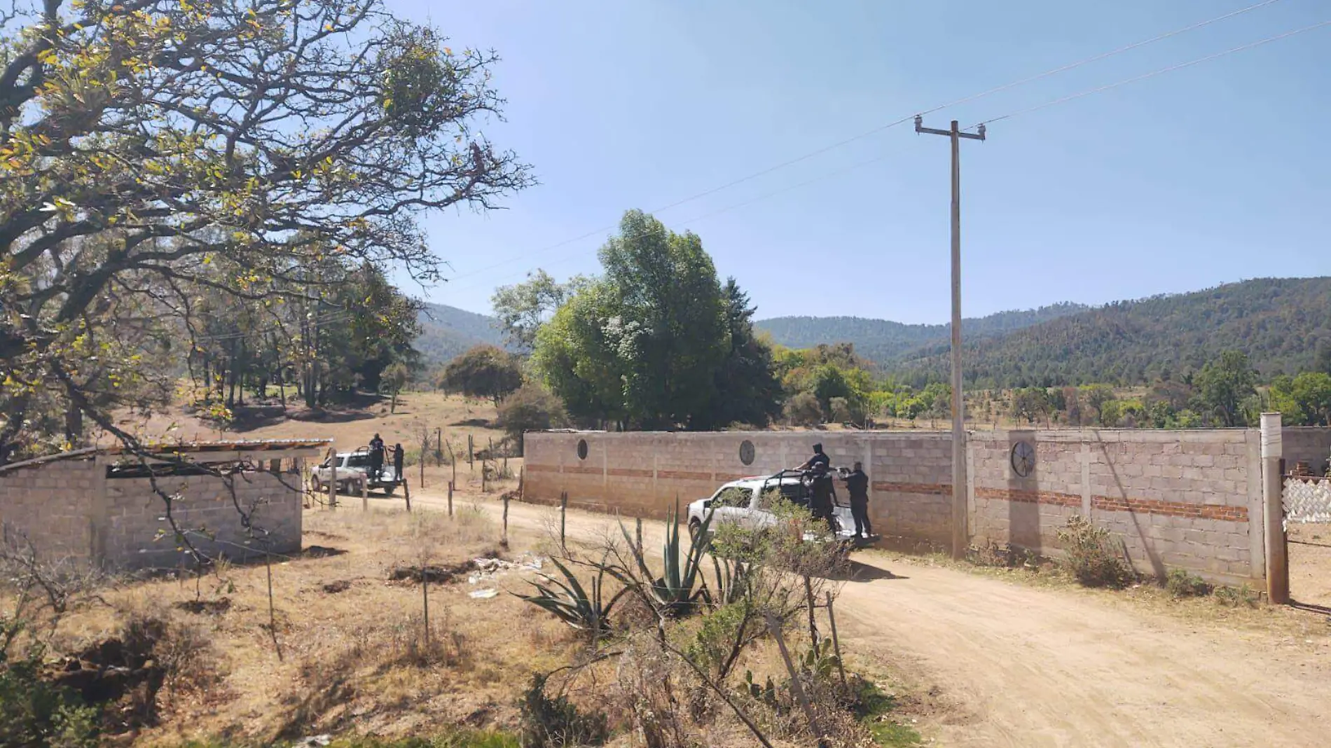 Patrullas de seguridad pública en camino de terraceria